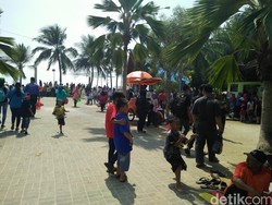 Lautan Manusia di Pantai Ancol saat Penghujung Libur Lebaran