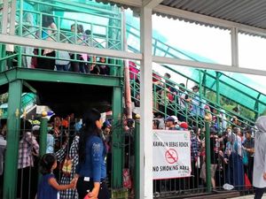 Stasiun Bogor Padat: Penumpang Menumpuk Berjejalan di Jalur Masuk dan Keluar