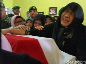 Tangis Histeris Ibunda Iringi Pemakaman Letda CPN Angga di Banyuwangi