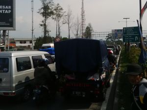 Jalur Garut Masih Padat Polisi Alihkan Roda Empat ke Wado Sumedang