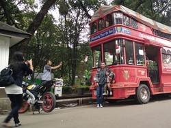Ramai-ramai Berfoto di Bus Bandros yang Mati Suri