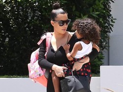 Penampilan Kim Kardashian Pakai Sandal Bulu Musang Seharga Jutaan Rupiah