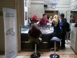 Usai Lebaran, Masyarakat Serbu Toko Emas Bikin Cincin Kawin