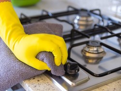 Pakai Sarung Tangan Saat Meracik Makanan Tak Jamin Makanan Pasti Bersih