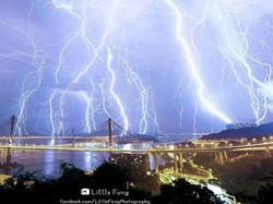 Dalam 12 Jam, 10 Ribu Kilat Hiasi Langit Hong Kong