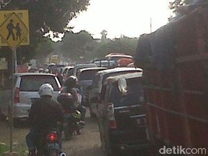 Banyak Warga Berlibur, Arus Kendaraan di Jalur Selatan Padat Merayap