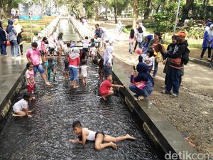 Serunya Main di Sungai Samping Kantor Ridwan Kamil