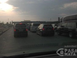 Gerbang Tol Cikarang Utama Arah Jakarta Antre 4 Km