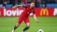Raphael Guerreiro pun demikian karena dia bukan murni asli Portugal. Dia punya darah Prancis dari ibunya dan lahir di sana sebelum memilih timnas tempat asal Ayahnya, Portugal. (Getty Images/Clive Brunskill)