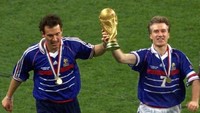 Laurent Blanc mengantar Prancis menjuarai Piala Dunia dan Piala Eropa, juga membantu Auxerre dan Manchester United memenangi liga domestik. Sempat juga memperkuat Barcelona, dia tak pernah mengangkat trofi Liga Champions. (THOMAS COEX / AFP)