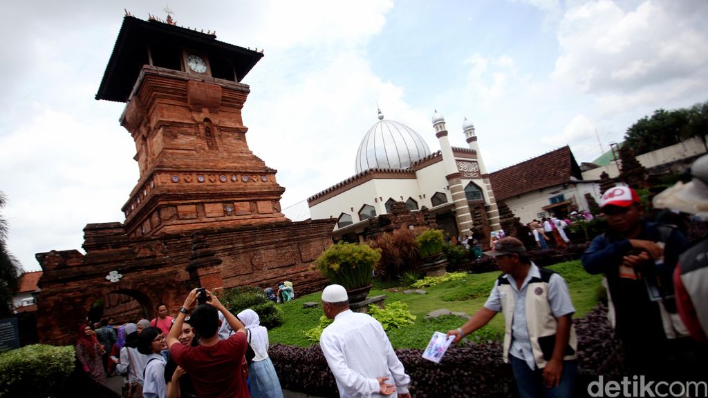Wisata Ziarah di Menara Kudus Jawa Tengah