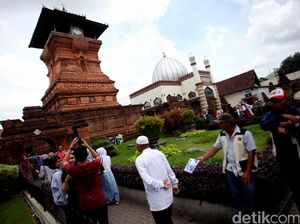 Wisata Ziarah di Menara Kudus Jawa Tengah
