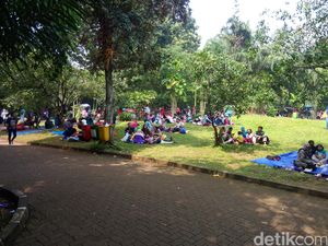 Warga Tumpah Ruah Habiskan Sisa Libur Lebaran di Ragunan, Pintu Masuk Macet