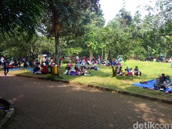Warga Tumpah Ruah Habiskan Sisa Libur Lebaran di Ragunan, Pintu Masuk Macet
