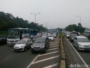 Urai Macet, Contraflow Diterapkan Sejak KM 69 Tol Cikampek Arah Jakarta