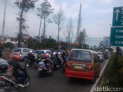 Ribuan Kendaraan Masih Mengantre Menuju Tol Cileunyi