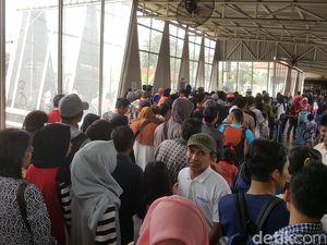 Membeludaknya Penumpang di Stasiun Pasar Minggu yang Hendak ke Ragunan