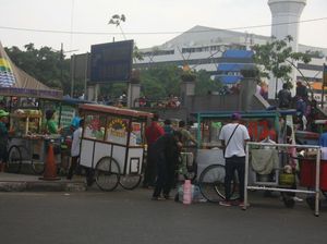 PKL Serbu Kawasan Alun-alun Bandung yang Harusnya Steril Pedagang