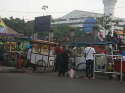 PKL Serbu Kawasan Alun-alun Bandung yang Harusnya Steril Pedagang