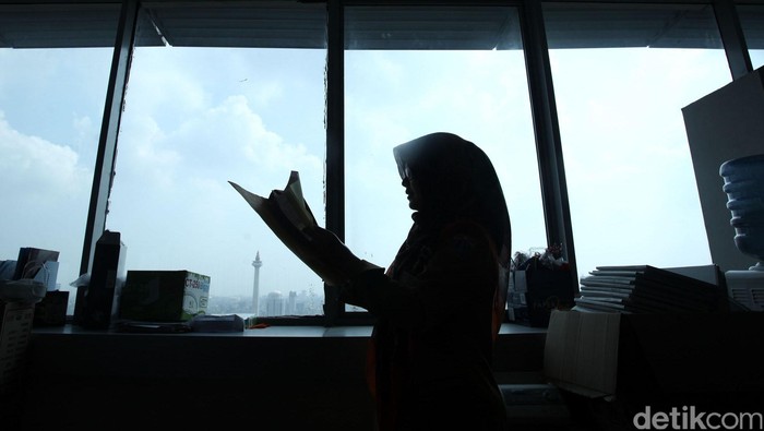 PNS DKI Masuk Kerja 100 Persen Hari ini para PNS Pemprov DKI Jakarta mulai beraktivitas normal. Tingkat absensi pada hari pertama masuk kerja hadir 100 persen.