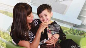 Gantengnya Nathan Rowland, Putra Cut Memey