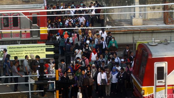 Stasiun Tanah Abang Kembali Ramai