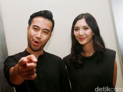 Posting Foto Bareng Sheila Dara, Balikan Nih Vidi Aldiano?