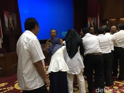 Gelar Halalbihalal, Menko Darmin Salami Ratusan Pegawai Kemenko