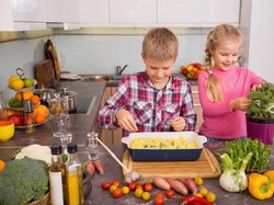 Manfaatkan Liburan untuk Perkenalkan Anak pada Makanan Sehat