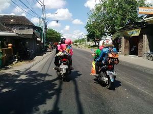 Pemudik Bermotor Masih Penuhi Jalan Menuju Surabaya