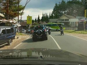 Jalur Tangkuban Parahu ke Lembang Macet Parah, Kendaraan Parkir 30 Menit