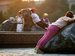 Tren Baru Dapatkan Paparan Sinar Matahari di China: Berjemur di Batu Besar