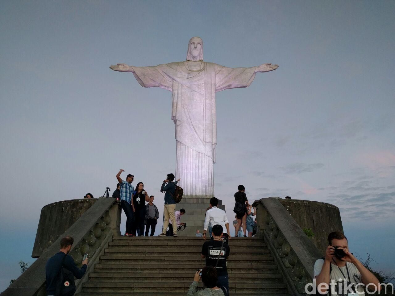 patung yesus memberkati atau cristo redentor atau christ the redeemer di rio de janeiro brasil