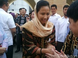 Sambil Terisak, Menteri Rini Buka Halalbihalal di Kementerian BUMN
