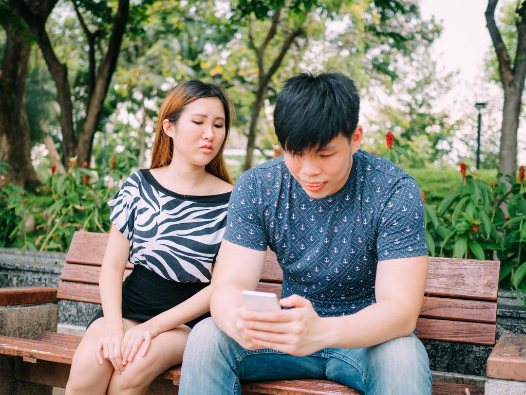 Biar Nggak Ketahuan, Lakukan Ini Saat Kamu Tak Sengaja Like Foto Mantan Biar Nggak Ketahuan, Lakukan Ini Saat Kamu Tak Sengaja Like Foto Mantan