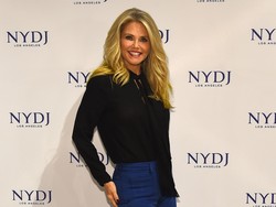 Pengakuan Model Christie Brinkley yang Selalu Pakai Bikini Saat Berkebun