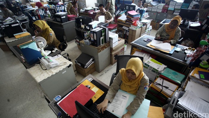 Hari ini para PNS Pemprov DKI Jakarta mulai beraktivitas normal. Tingkat absensi pada hari pertama masuk kerja hadir 100 persen.