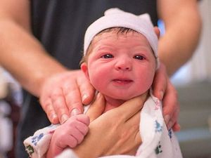 Indahnya Foto Ketika Fotografer Wanita Memotret Sendiri Proses Persalinannya