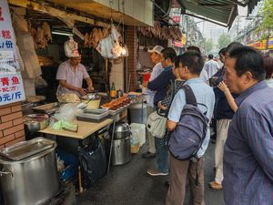 7 Street Food yang Wajib Dicoba di China: Surga Kuliner Pinggir Jalan