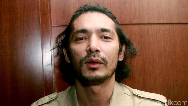 Penampilan Abimana Aryasatya yang Gondrong dan Kumisan