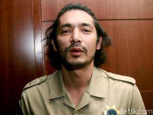 Penampilan Abimana Aryasatya yang Gondrong dan Kumisan