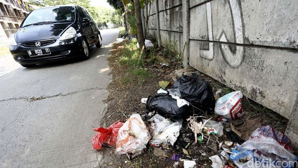 Perilaku Warga Buang Sampah Sembarangan