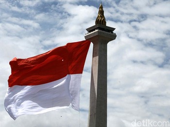 Monas, Menyaingi Eiffel Mengecilkan Borobudur