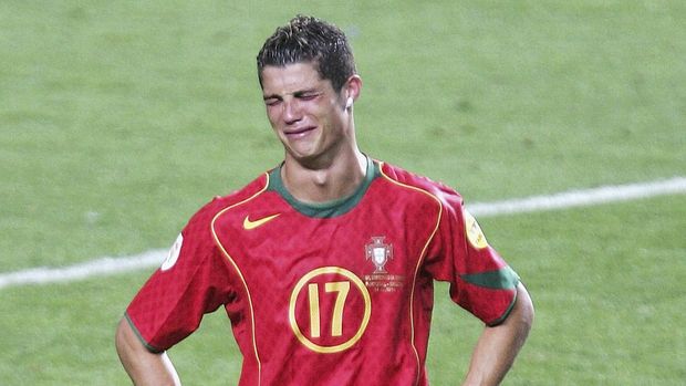 Ronaldo gagal bersinar di final Piala Eropa 2004.