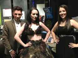 Anda Tidak Akan Percaya Gaun Ini Terbuat dari Rambut Apa