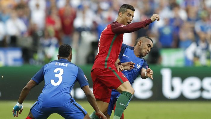 Portugal vs Prancis Football Soccer - Portugal v France - EURO 2016 - Final - Stade de France, Saint-Denis near Paris, France - 10/7/16
Portugals Cristiano Ronaldo is challenged by Frances Patrice Evra and Dimitri Payet
REUTERS/Carl Recine
Livepic