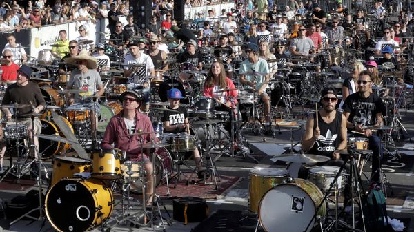 Seru! Lebih dari 100 Orang Main Drum Bareng di Latvia