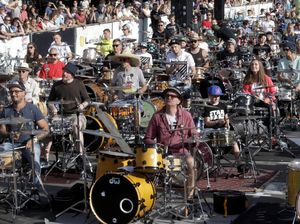 Seru! Lebih dari 100 Orang Main Drum Bareng di Latvia