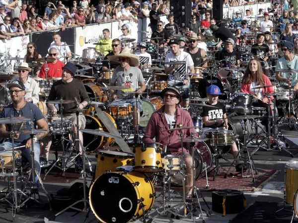 Seru! Lebih dari 100 Orang Main Drum Bareng di Latvia