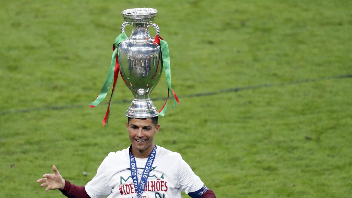 Cristiano Ronaldo sudah meraih dua trofi bareng Timnas Portugal (Charles Platiau/REUTERS)